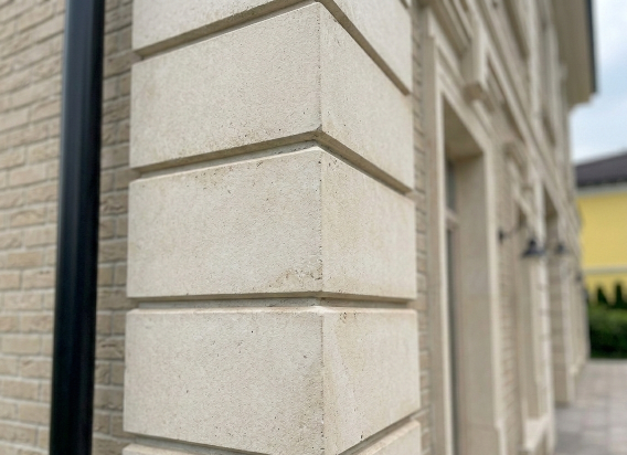 Крупный план руста и углового сопряжения