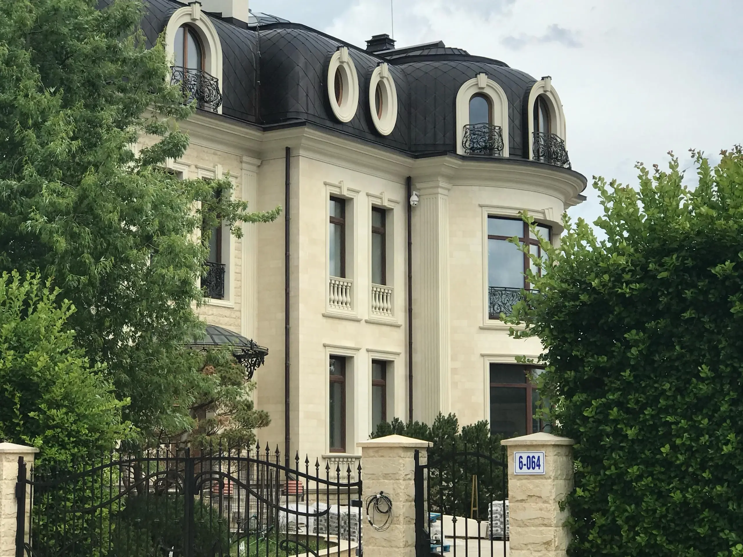 Фасадный декор частной резиденции в Московской области