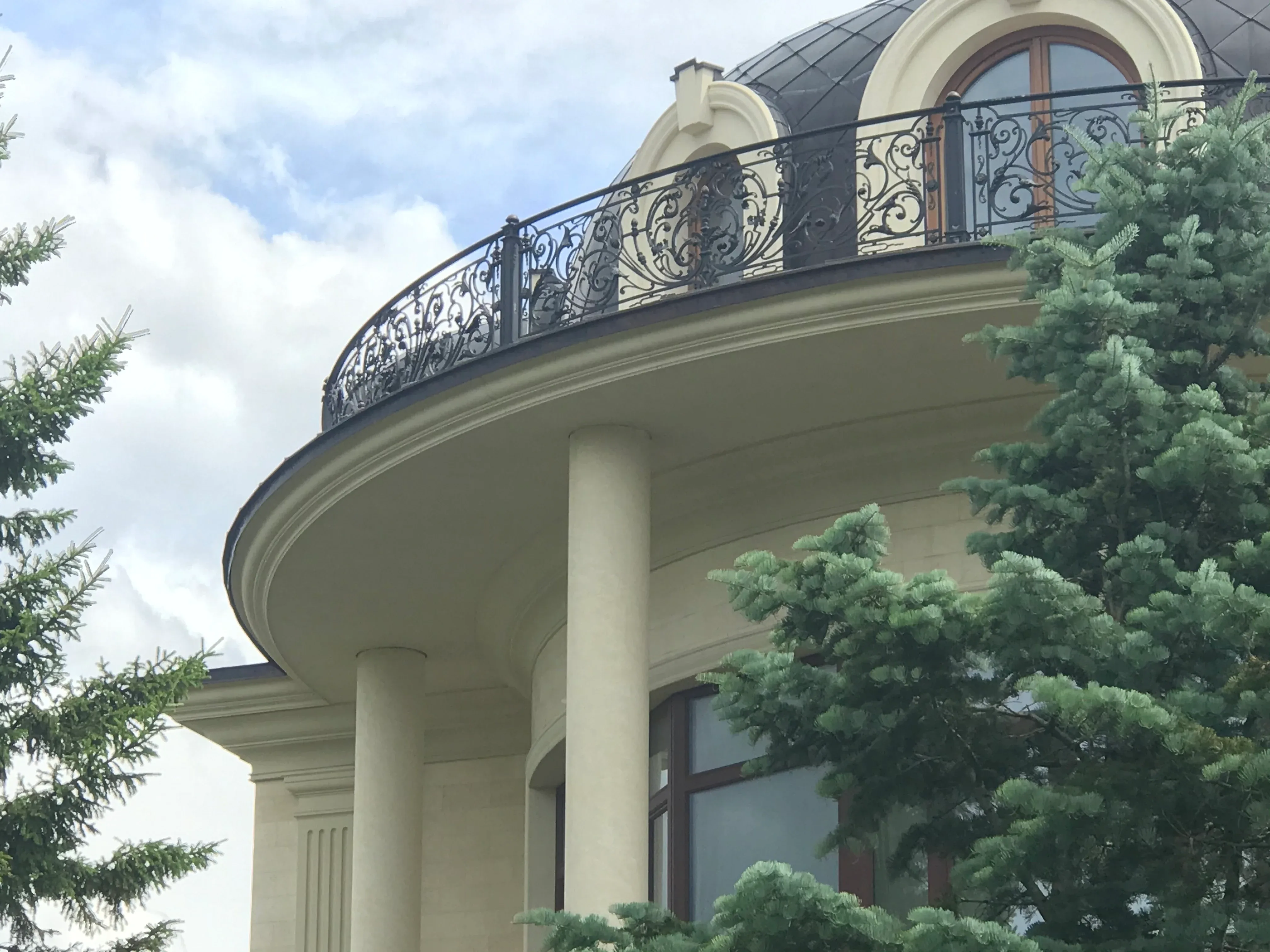 Радиусный балкон и подлива потолка