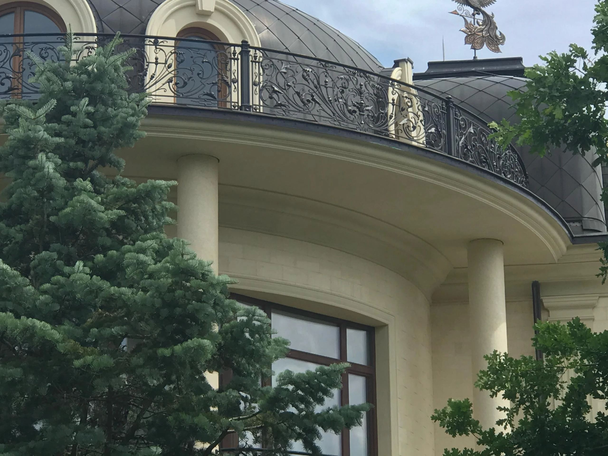 Фрагмент радиусного балкона с ограждением и колоннами