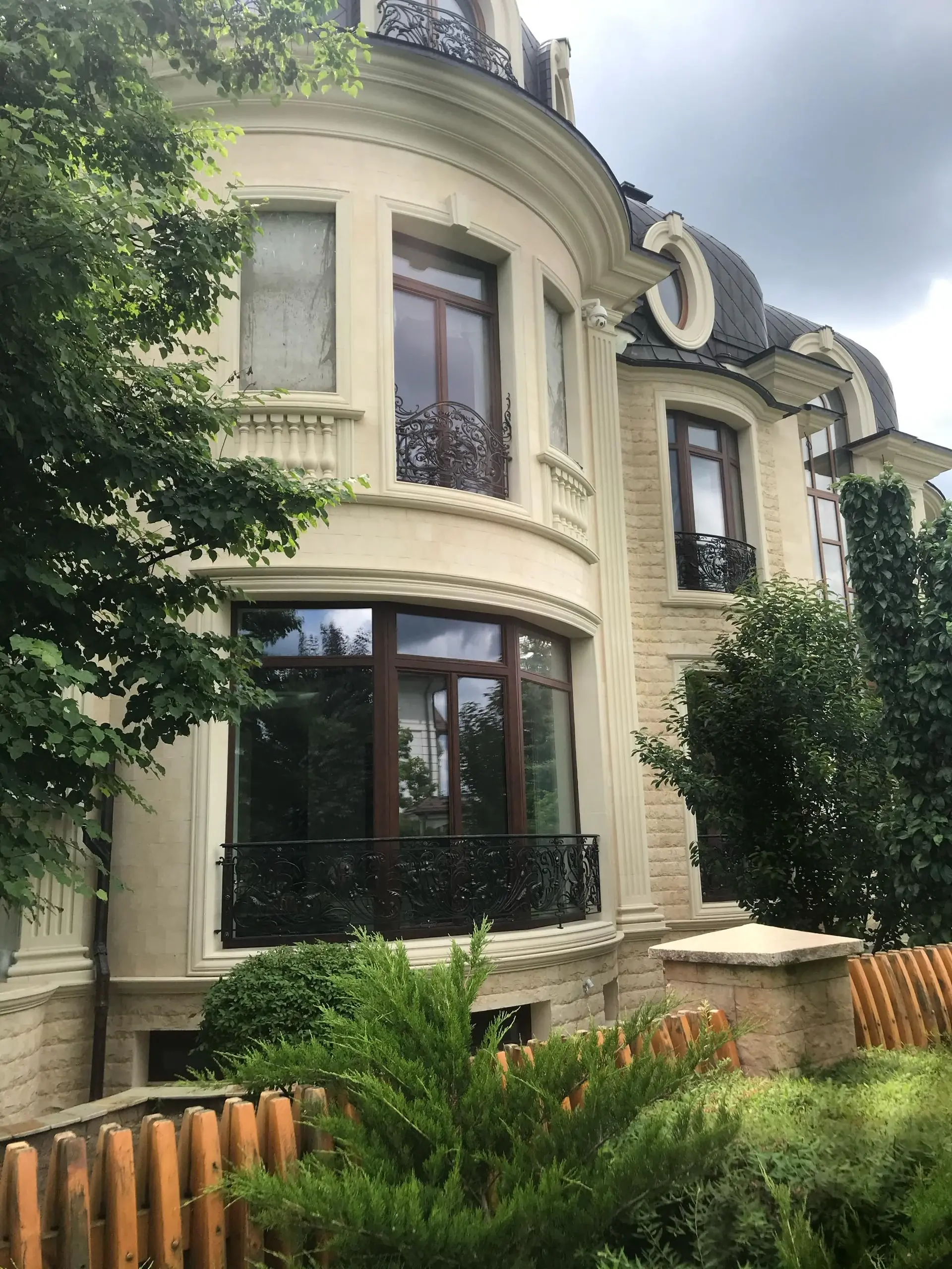 Ротондная часть фасада и оконные проемы