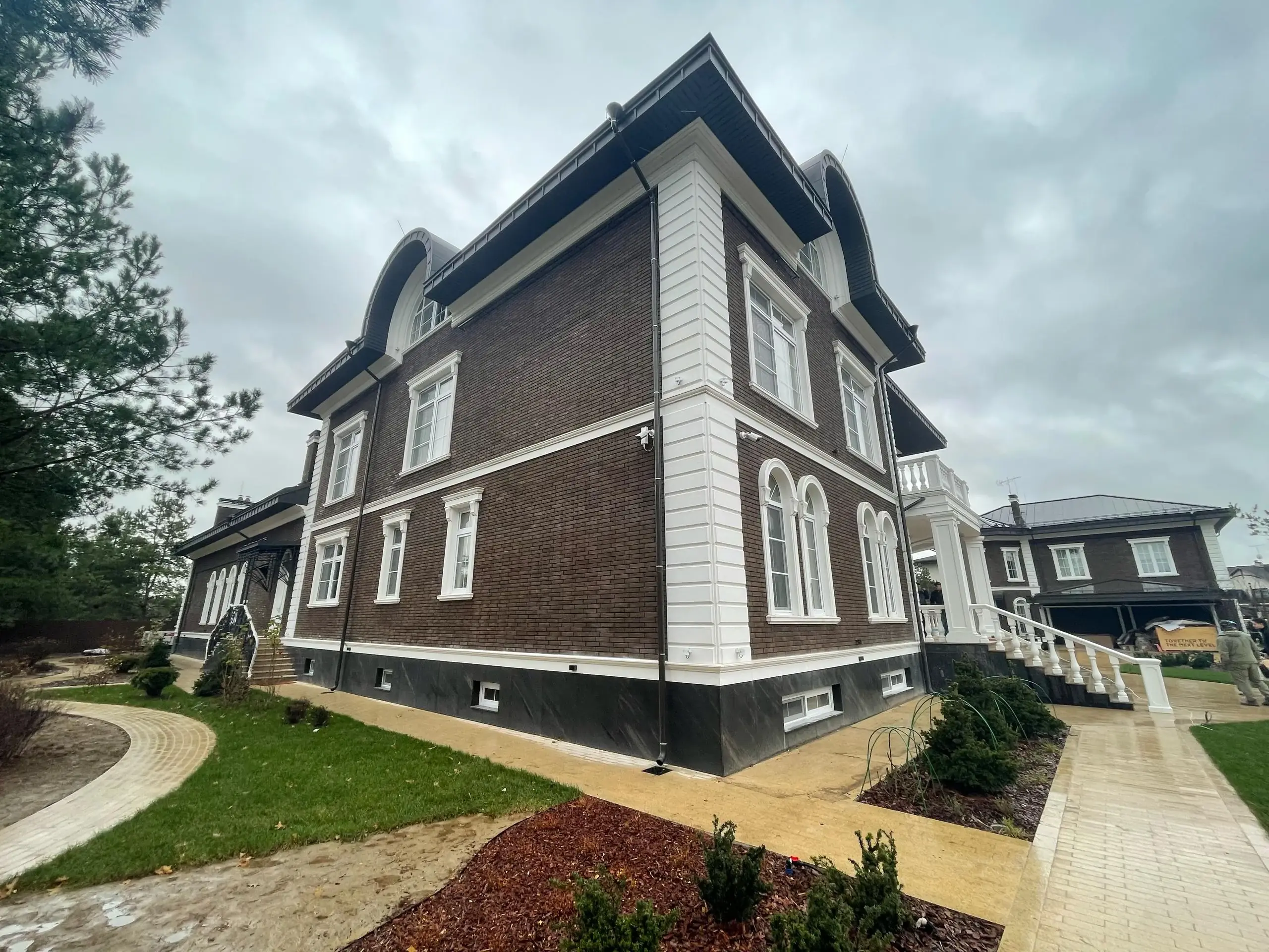 Фасадный декор коттеджа в КП «Белый берег», МО