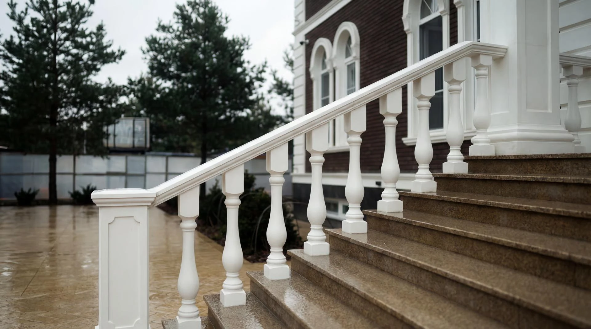 Фасад с входной группой и арочными окнами