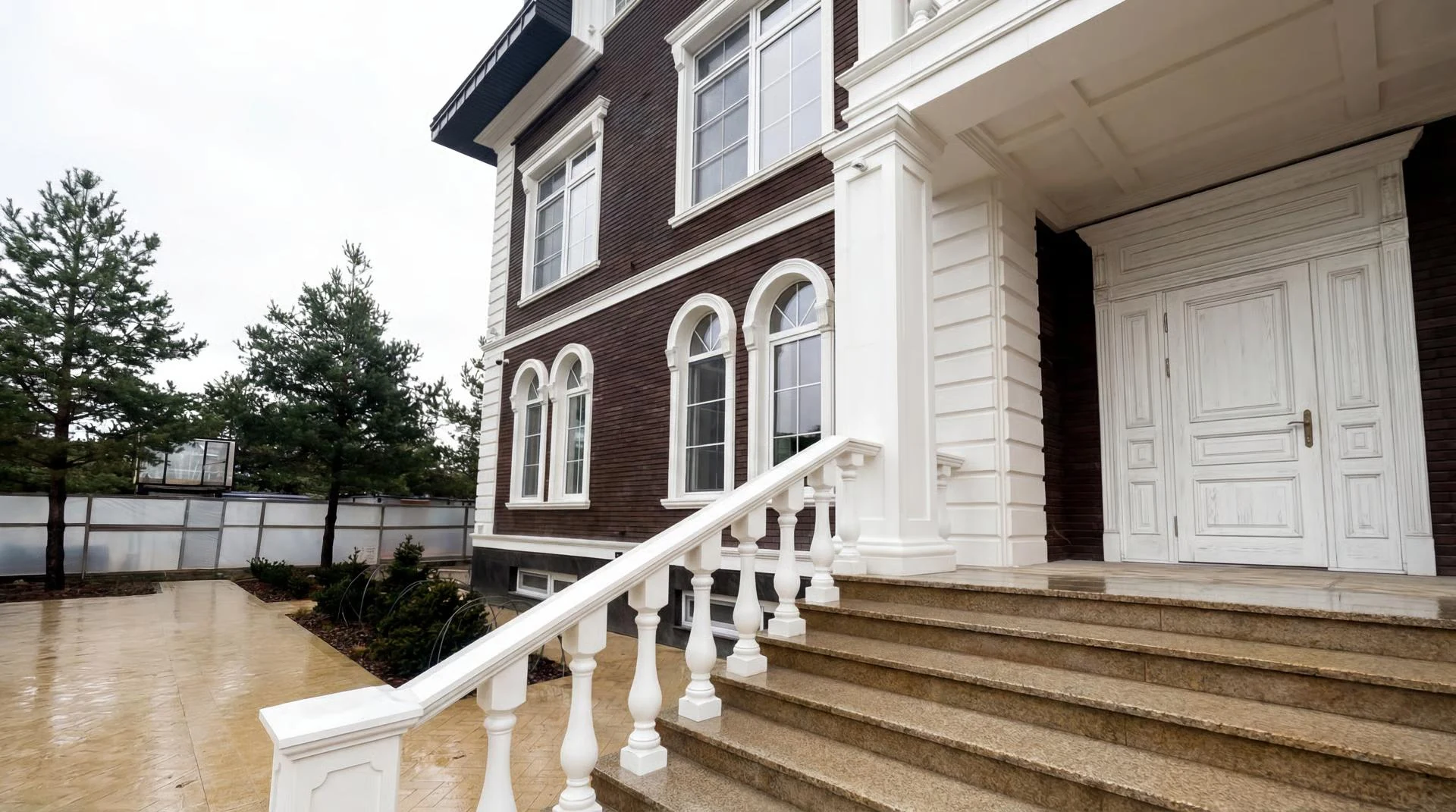 Балюстрада и лестничный марш входной группы