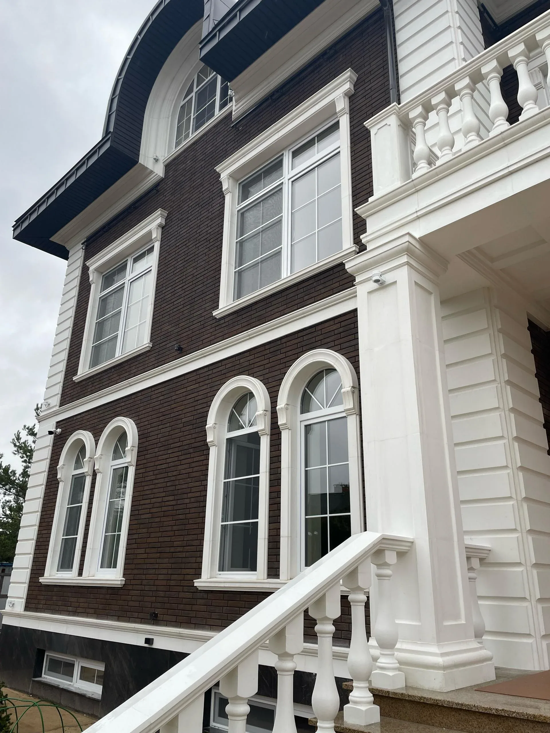 Радиусный подкровельный карниз над окнами