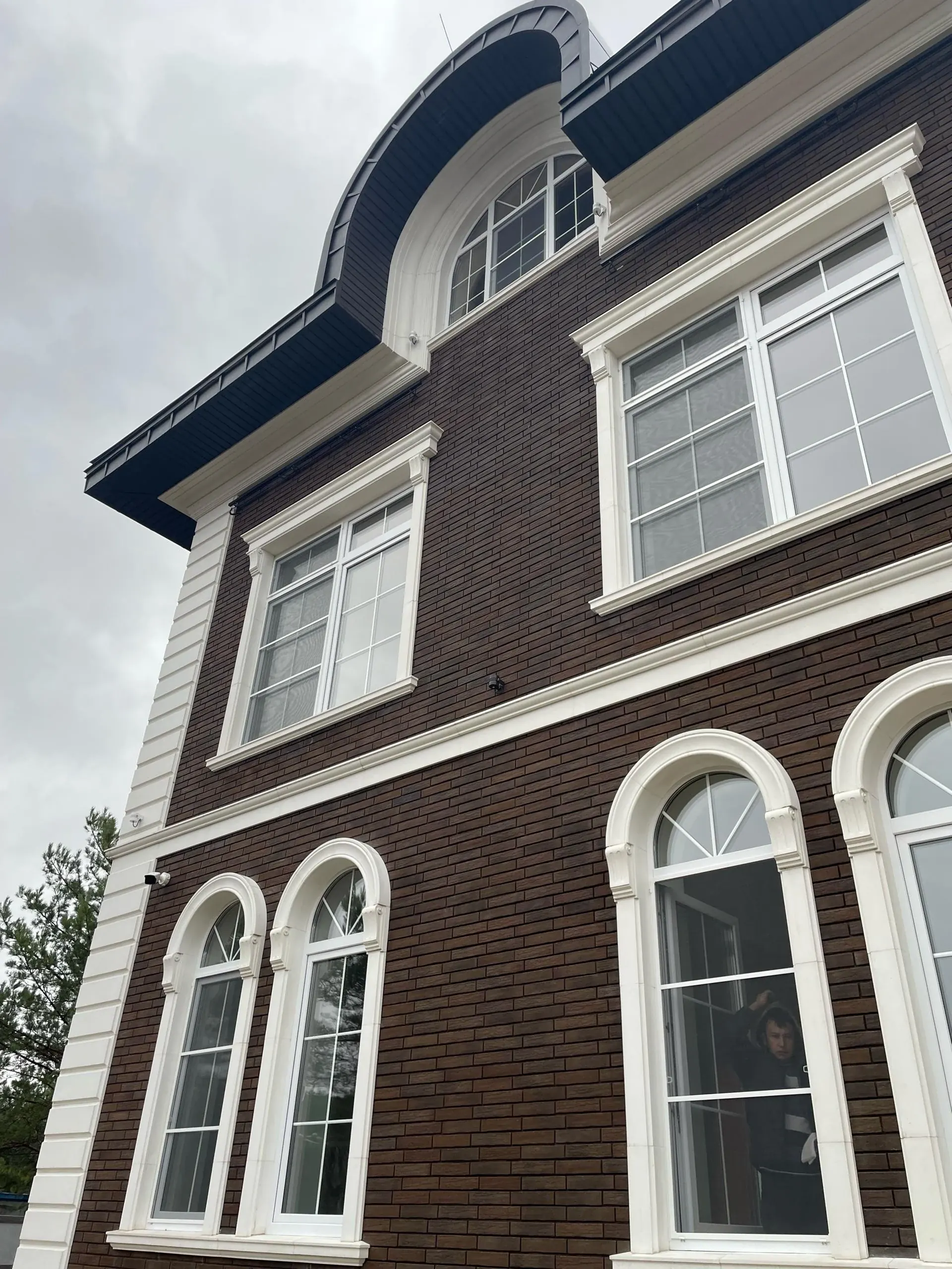 Сопряжение радиусного карниза и наличников